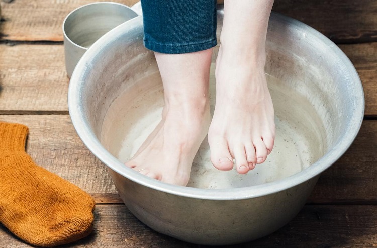 How to soak your feet with apple cider vinegar
