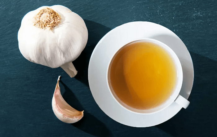 Lemon tea with garlic