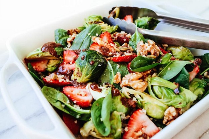 Strawberry Spinach Sprout Salad